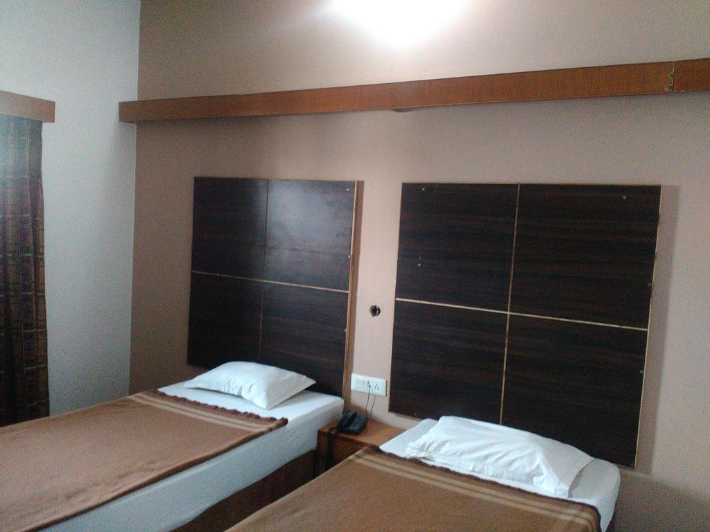 ורנאסי Hotel Ajaya חדר תמונה