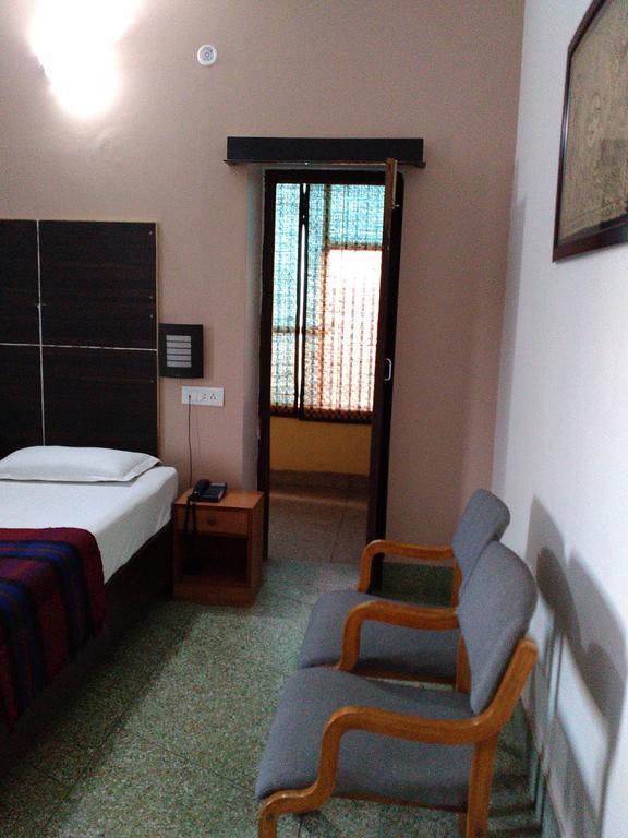 ורנאסי Hotel Ajaya חדר תמונה