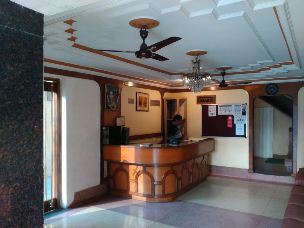 ורנאסי Hotel Ajaya מראה חיצוני תמונה