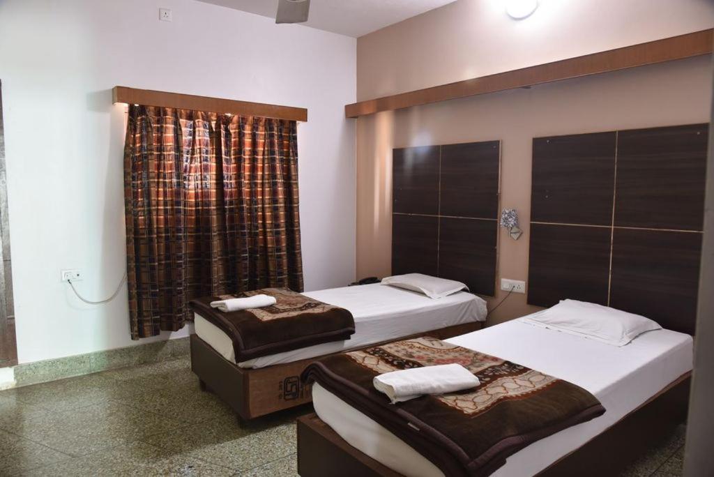 ורנאסי Hotel Ajaya מראה חיצוני תמונה