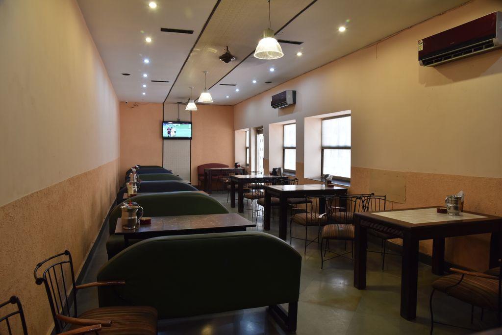 ורנאסי Hotel Ajaya מראה חיצוני תמונה